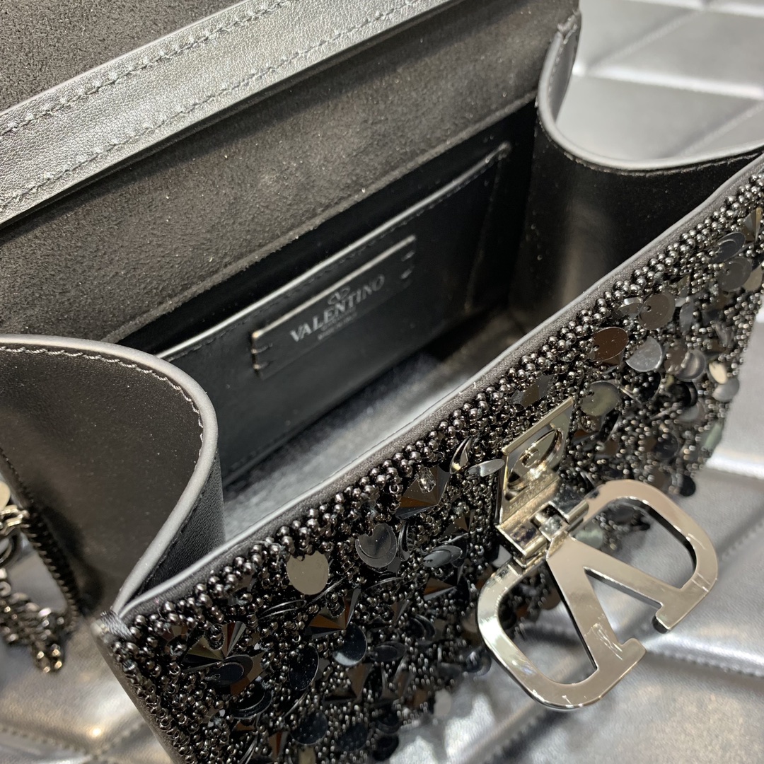 Bagsaaa Va1e*ntin0 Garavani Embellished Locó Top-Handle 3D Sequins Black Bag - 19x13x9cm