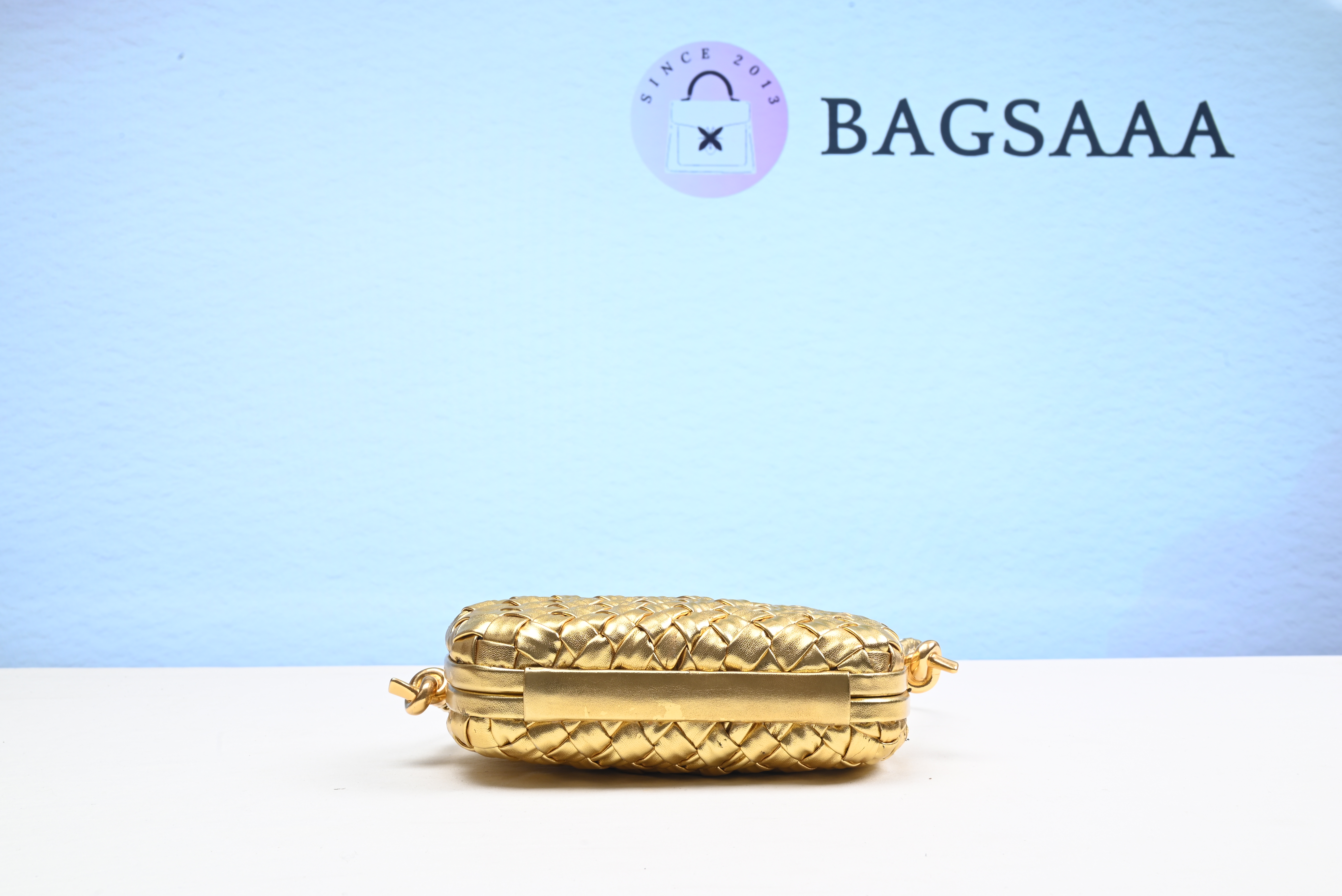 Bagsaaa B0tt*ga Ven*ta Knot-embellished Metallic Intrecciato Plissé Leather Shoulder Bag In Gold
