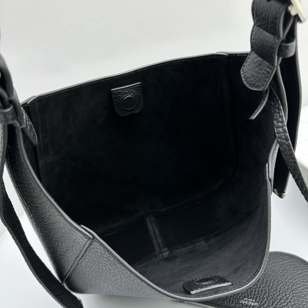 Bagsaaa Bv*b*rry Black Chess Medium Grained-leather Shoulder Bag