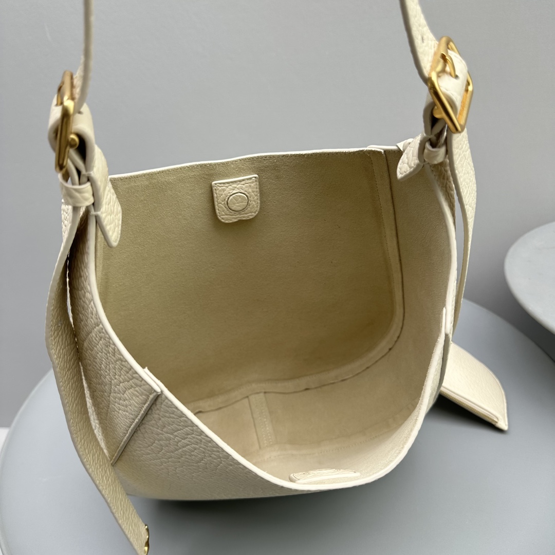 Bagsaaa Bv*b*rry White Chess Medium Grained-leather Shoulder Bag