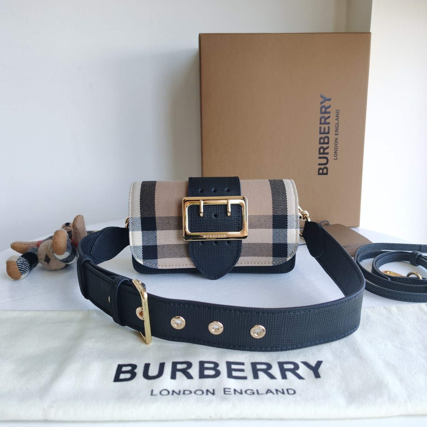 Bagsaaa Bv*b*rry House Check Bridle shoulder bag black- 19×13.5×5ccm