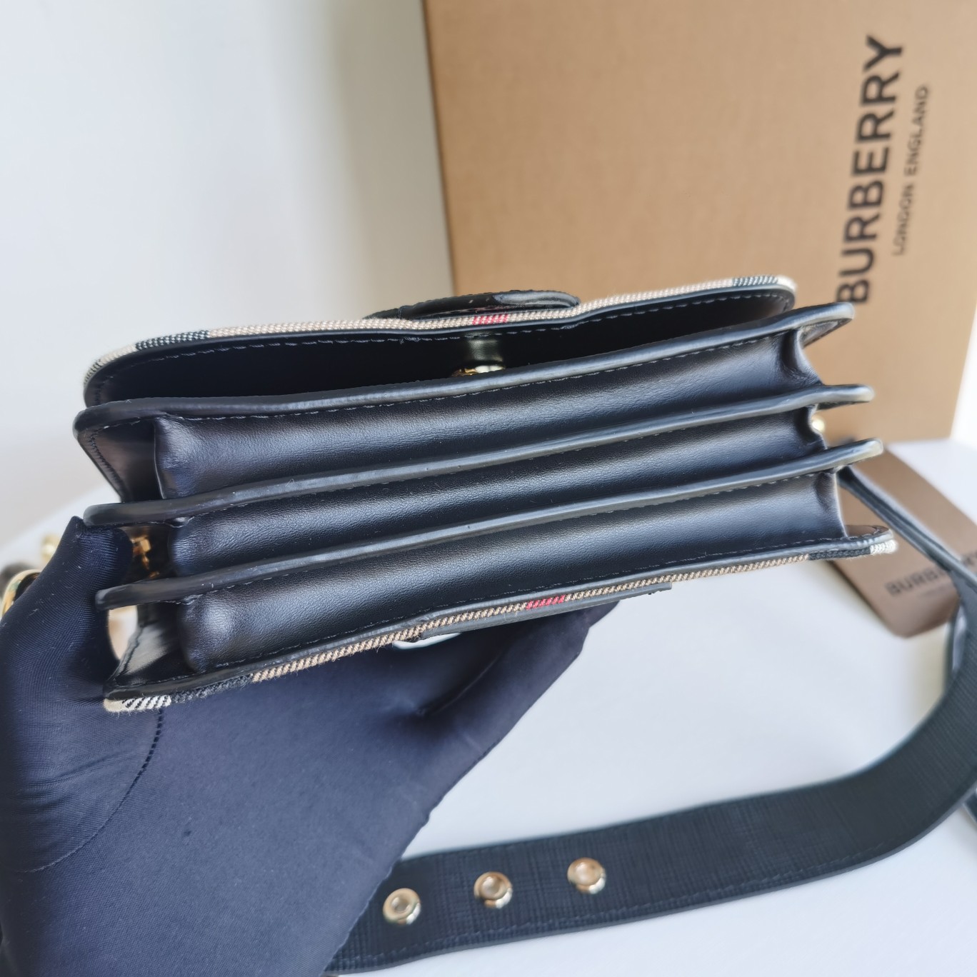 Bagsaaa Bv*b*rry House Check Bridle shoulder bag black- 19×13.5×5ccm