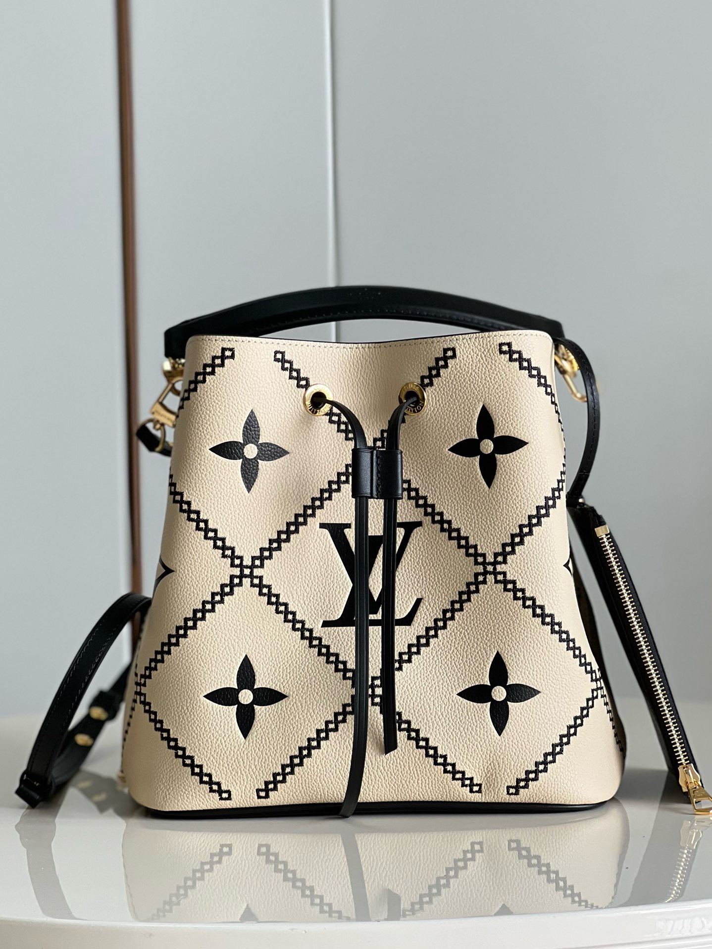 Bagasaaa L0vis Vvtt0n NÉONOÉ MM Monogram Bag