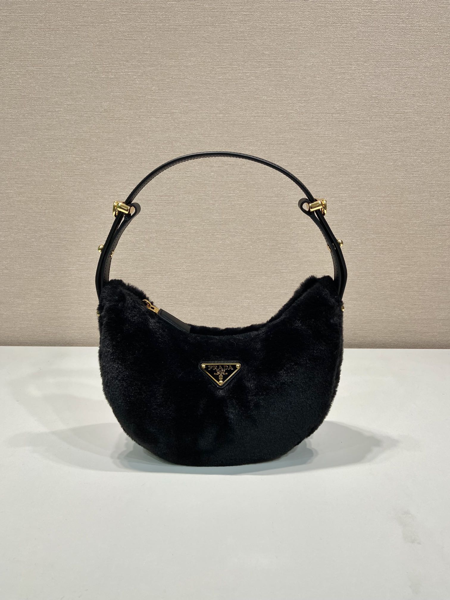 Pra*a Arqué shearling and leather shoulder bag black - 22.5x18.5x6.5cm