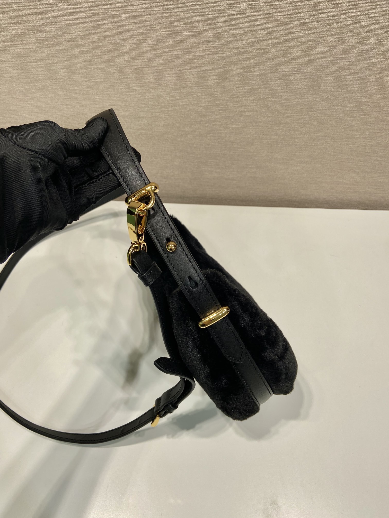 Pra*a Arqué shearling and leather shoulder bag black - 22.5x18.5x6.5cm