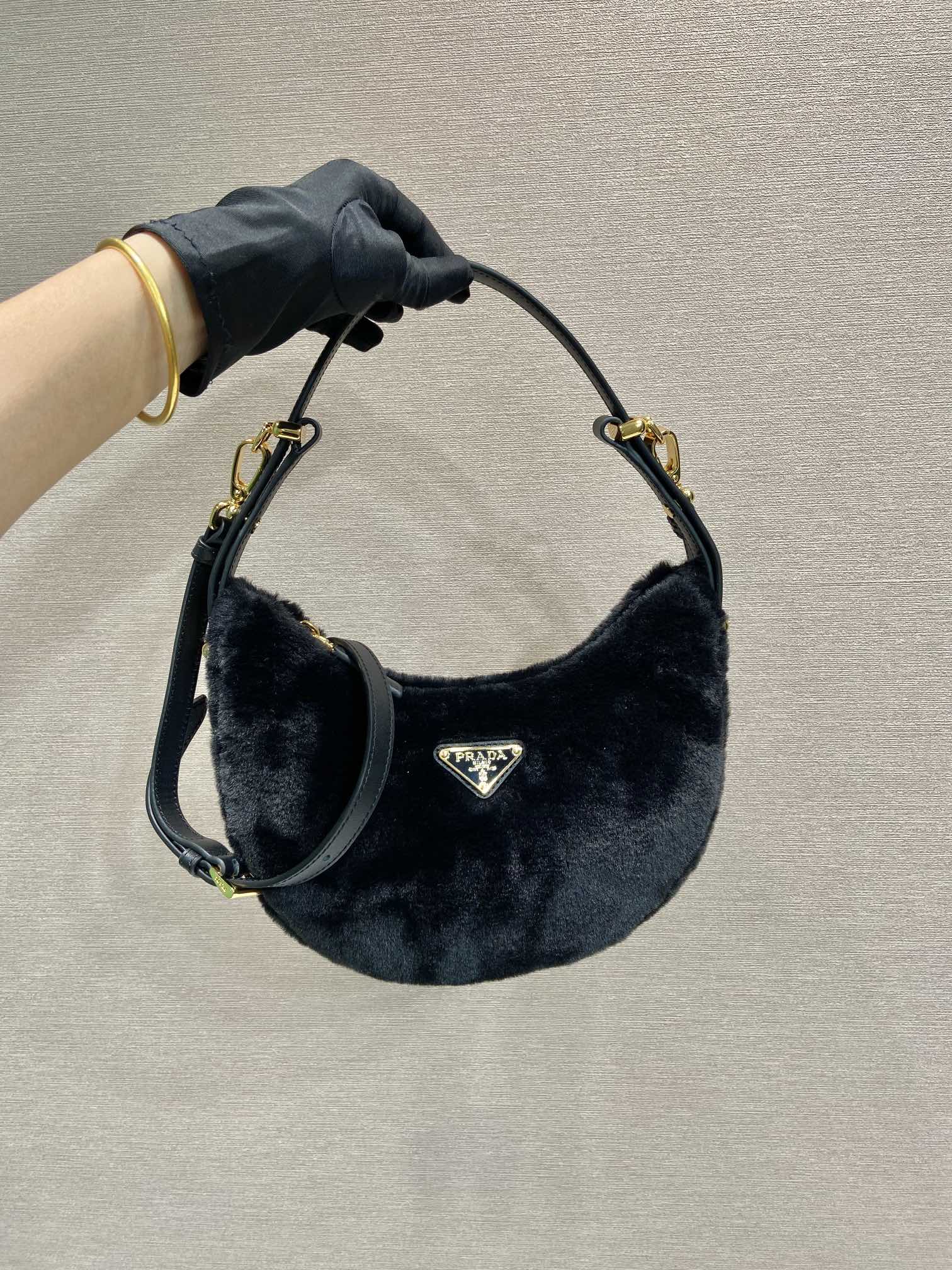 Pra*a Arqué shearling and leather shoulder bag black - 22.5x18.5x6.5cm