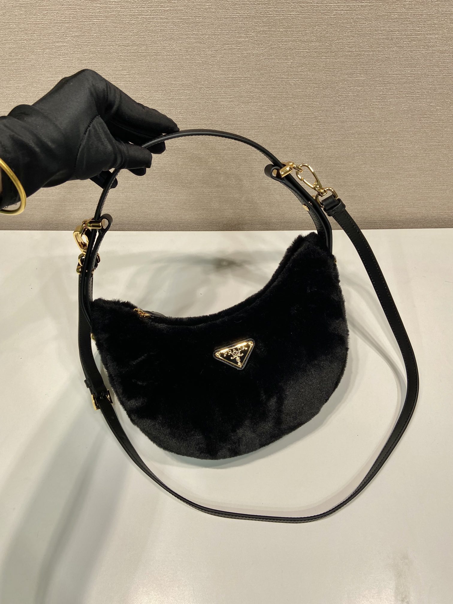 Pra*a Arqué shearling and leather shoulder bag black - 22.5x18.5x6.5cm