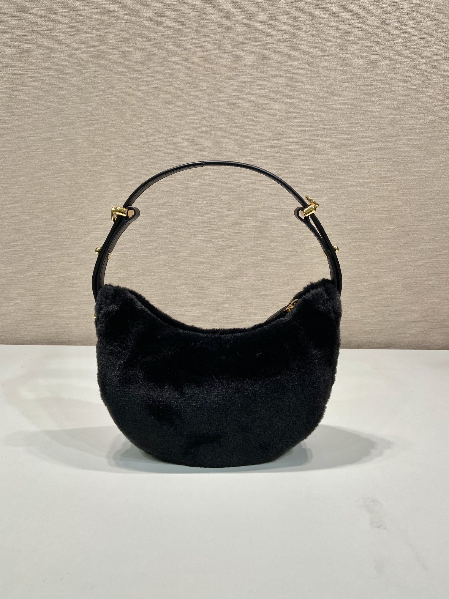 Pra*a Arqué shearling and leather shoulder bag black - 22.5x18.5x6.5cm