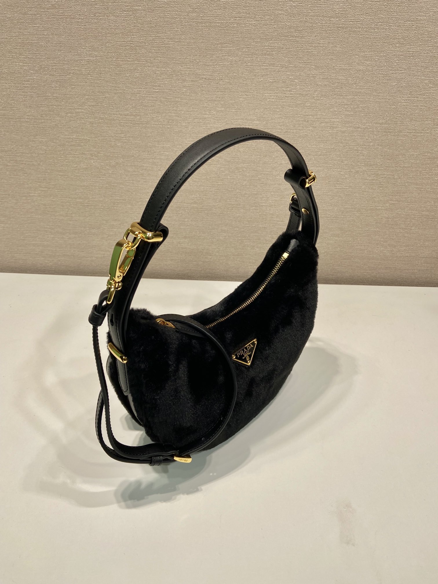Pra*a Arqué shearling and leather shoulder bag black - 22.5x18.5x6.5cm