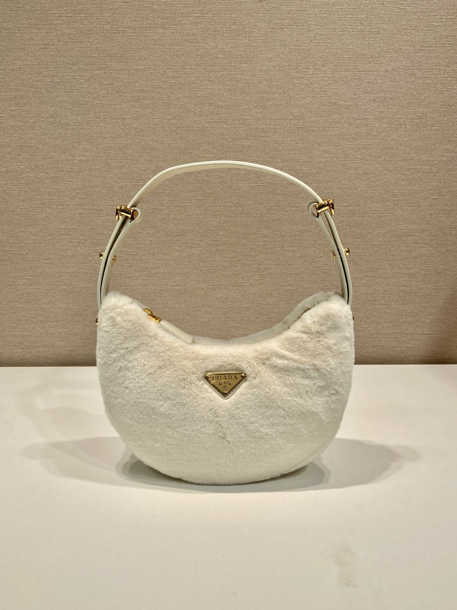 Pra*a Arqué shearling and leather shoulder bag white - 22.5x18.5x6.5cm