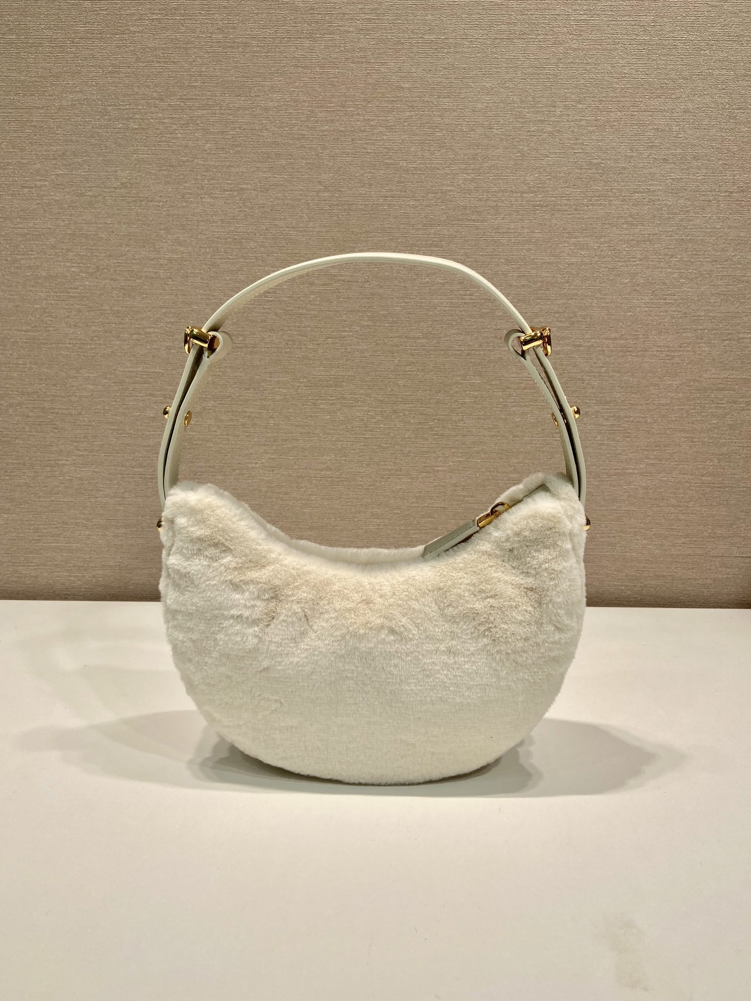 Pra*a Arqué shearling and leather shoulder bag white - 22.5x18.5x6.5cm