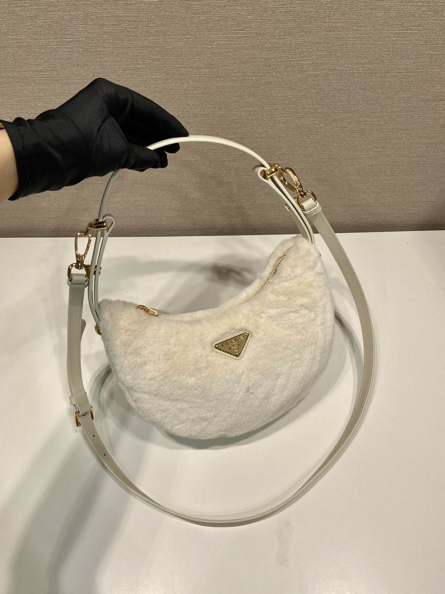 Pra*a Arqué shearling and leather shoulder bag white - 22.5x18.5x6.5cm