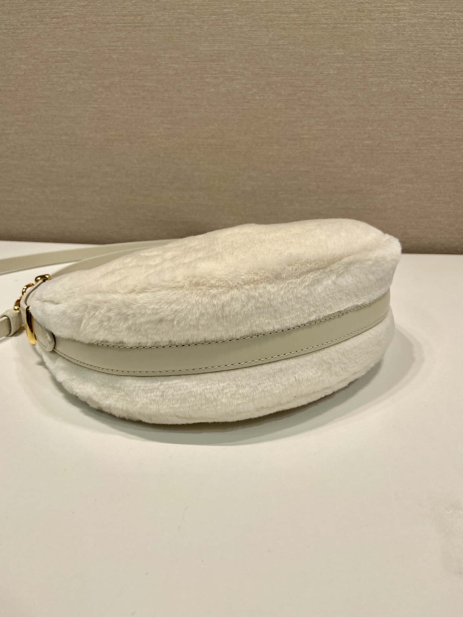 Pra*a Arqué shearling and leather shoulder bag white - 22.5x18.5x6.5cm
