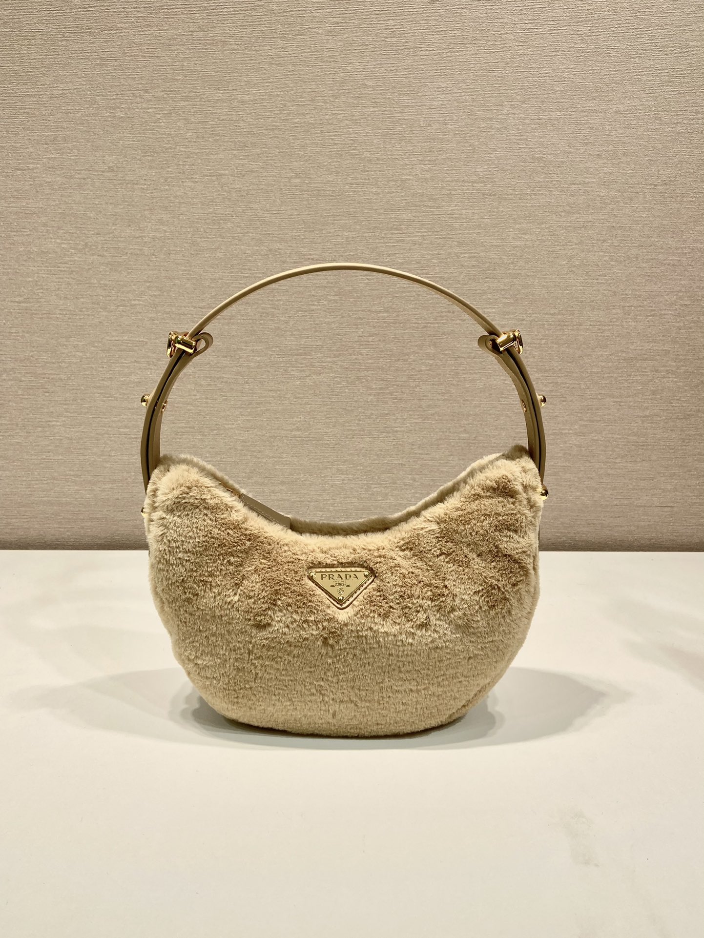 Pra*a Arqué shearling and leather shoulder bag beige - 22.5x18.5x6.5cm
