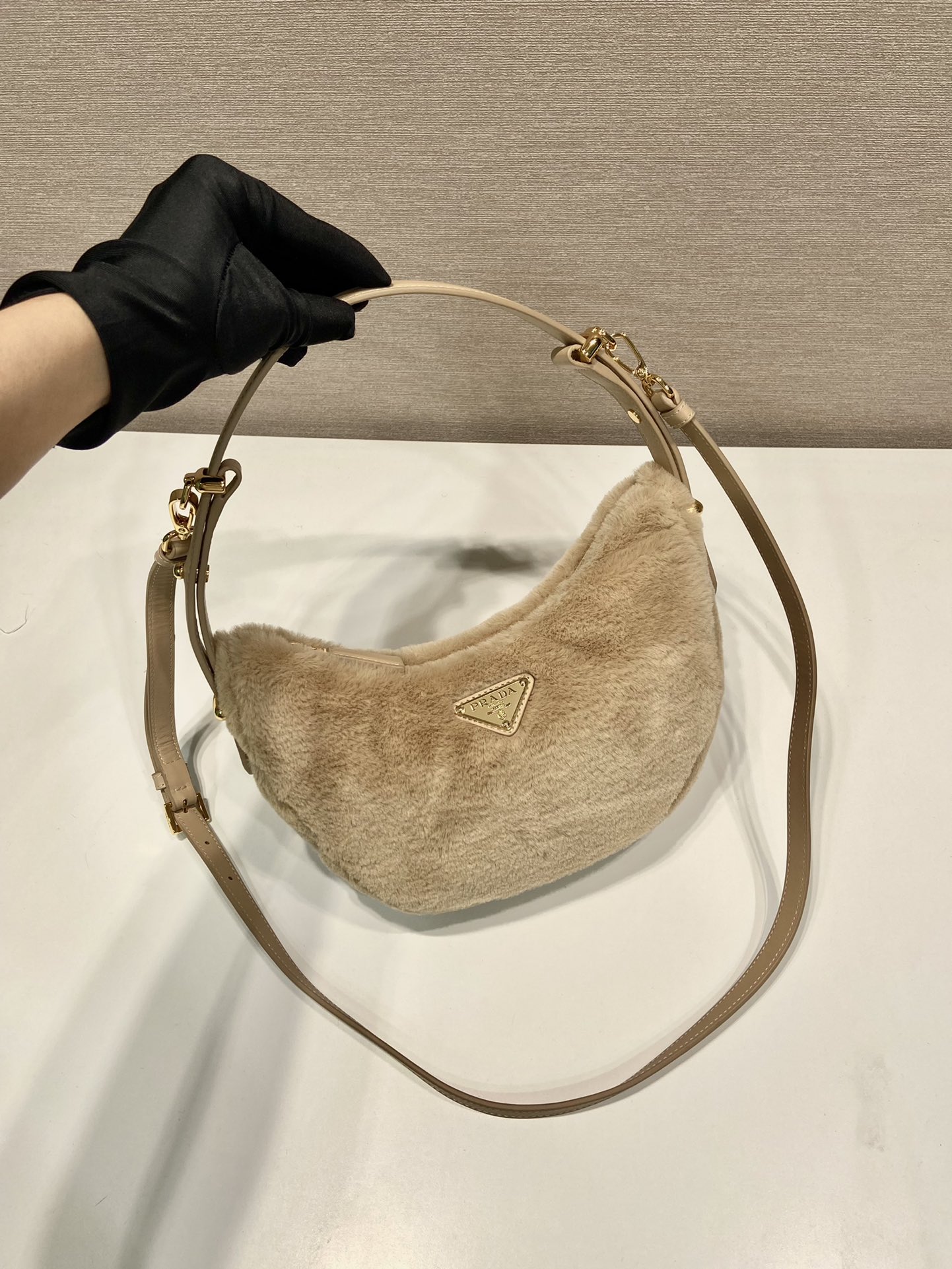 Pra*a Arqué shearling and leather shoulder bag beige - 22.5x18.5x6.5cm