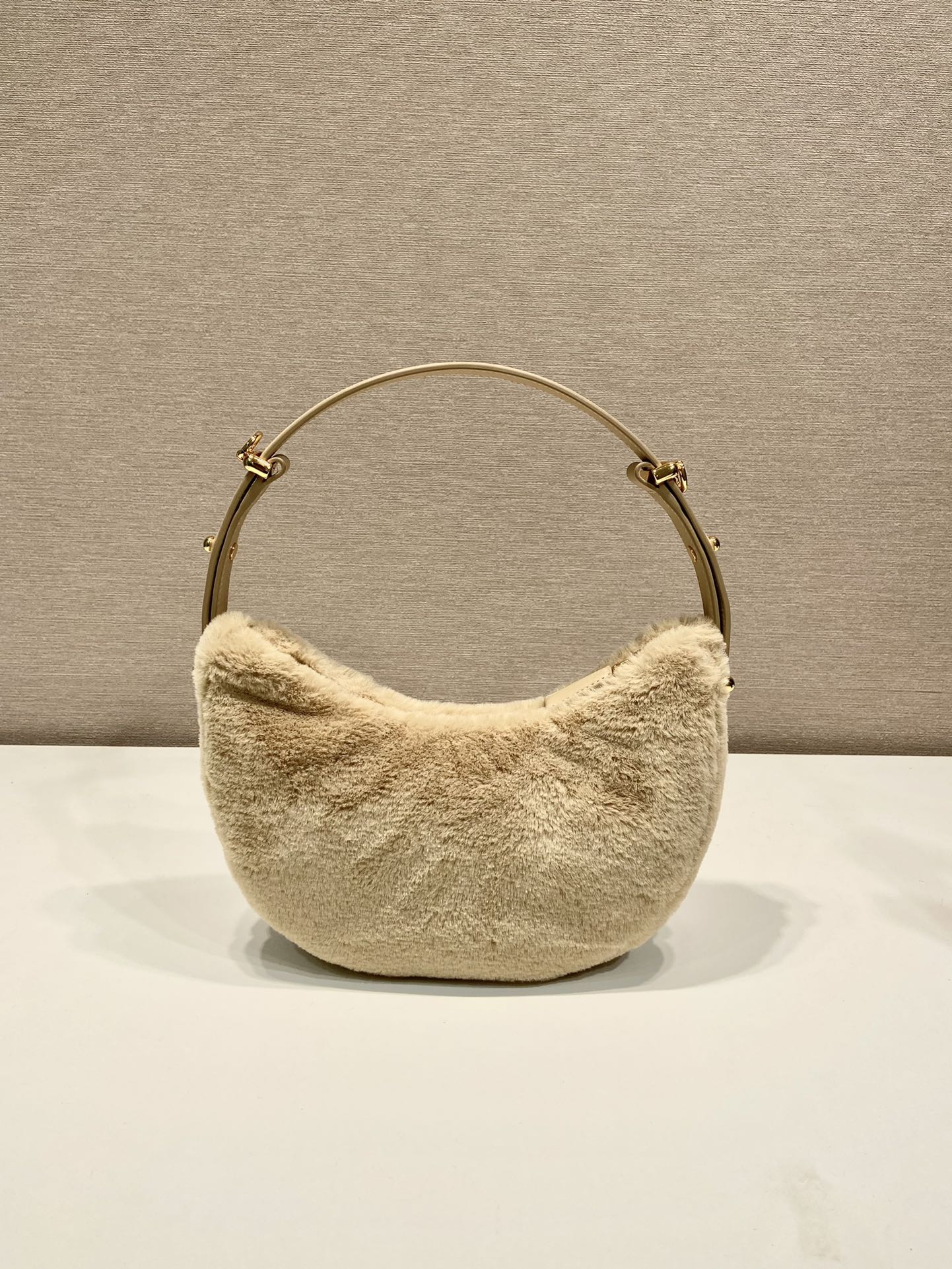 Pra*a Arqué shearling and leather shoulder bag beige - 22.5x18.5x6.5cm