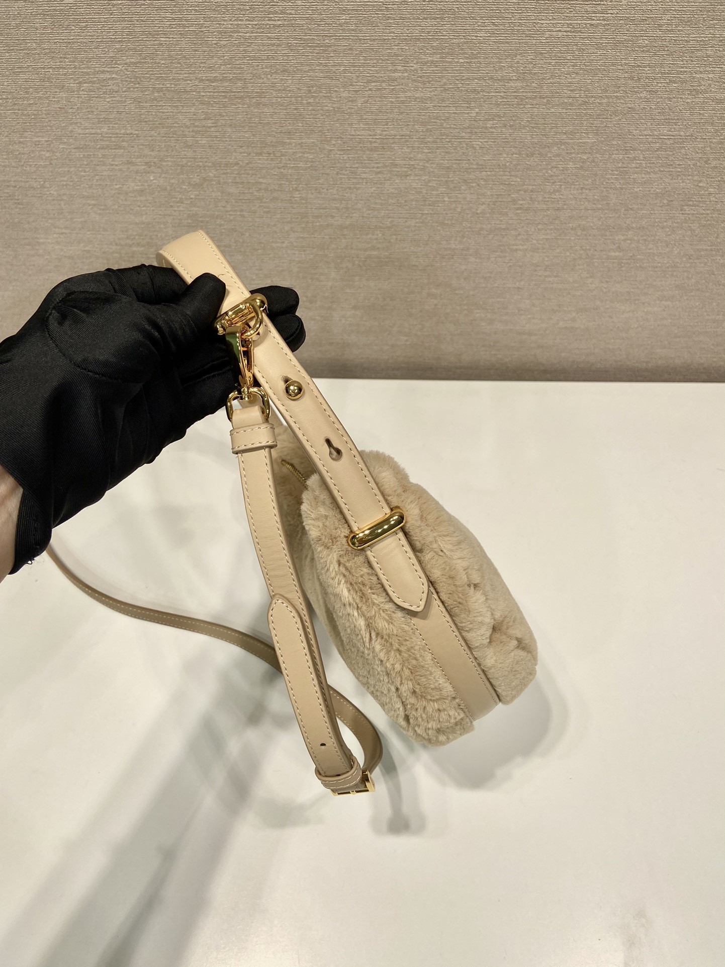 Pra*a Arqué shearling and leather shoulder bag beige - 22.5x18.5x6.5cm