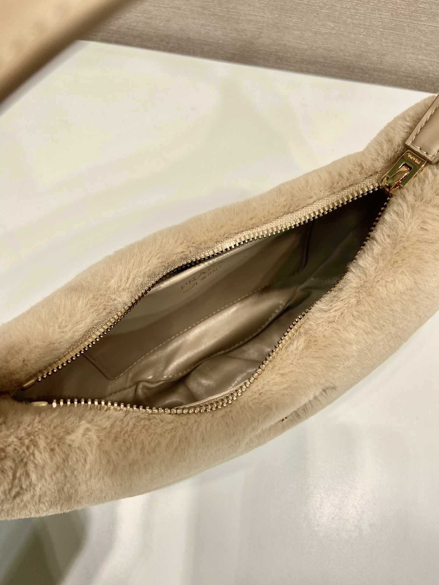 Pra*a Arqué shearling and leather shoulder bag beige - 22.5x18.5x6.5cm