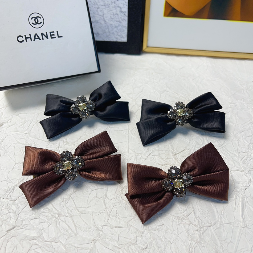 Bagsaaa Ch**el Hairclip 2 colors