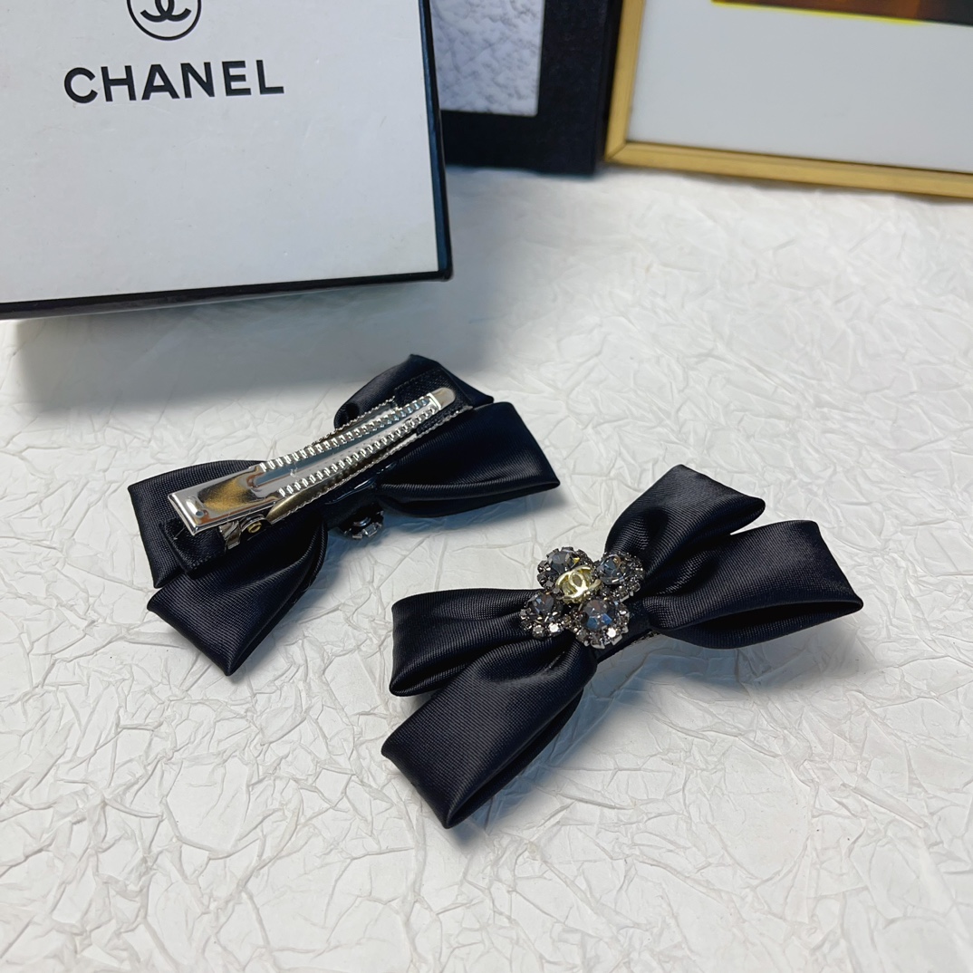Bagsaaa Ch**el Hairclip 2 colors