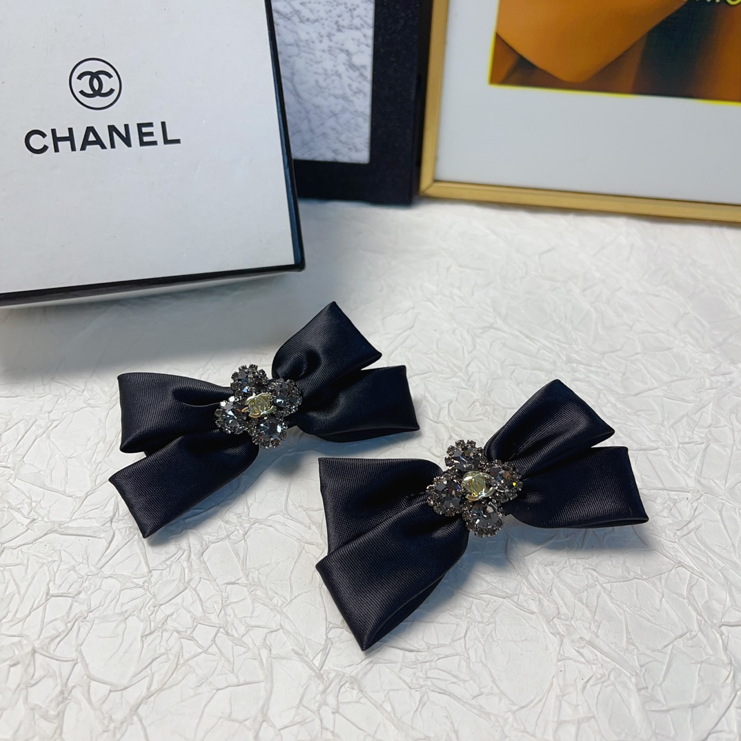 Bagsaaa Ch**el Hairclip 2 colors