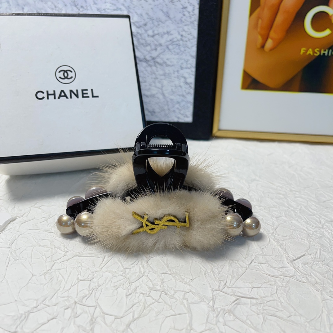 Bagsaaa Y51 Fur and Pearl Hairclip