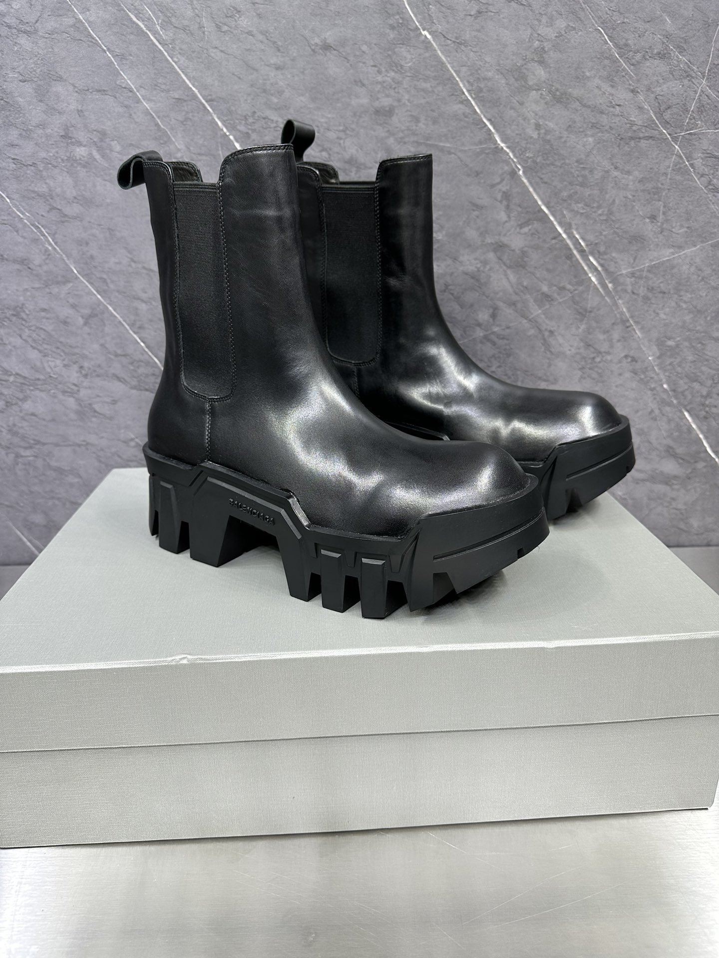 BAGSAAA BULLDOZER CHELSEA BOOT IN BLACK