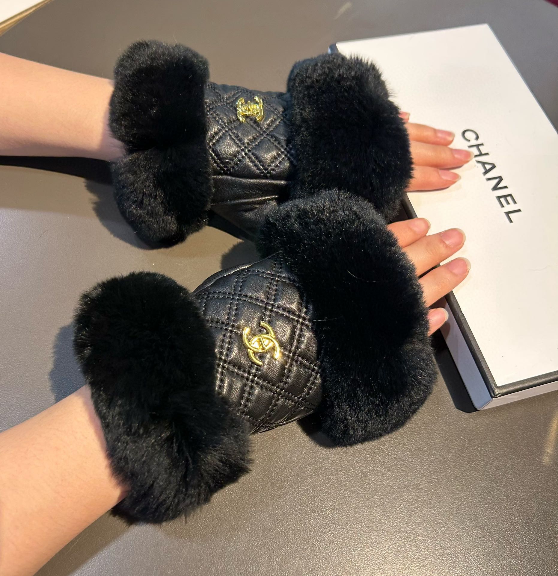 Bagsaaa Ch**el Half Finger Black Fur Leather Gloves 02