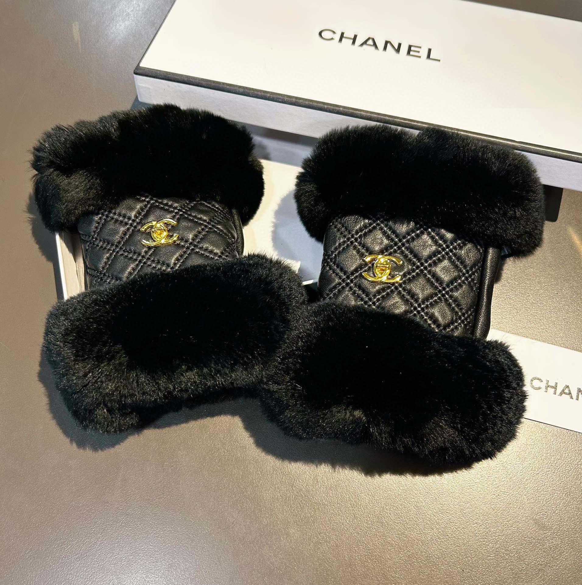 Bagsaaa Ch**el Half Finger Black Fur Leather Gloves 02