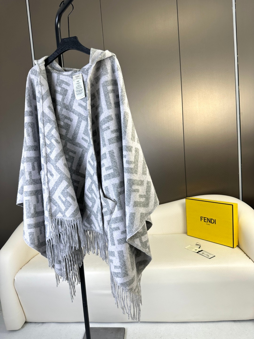 Bagsaaa F**di FF Poncho Grey wool