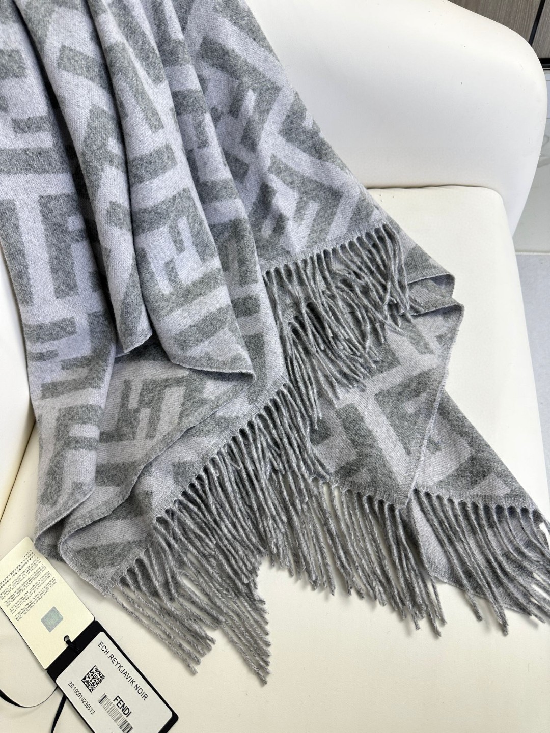 Bagsaaa F**di FF Poncho Grey wool