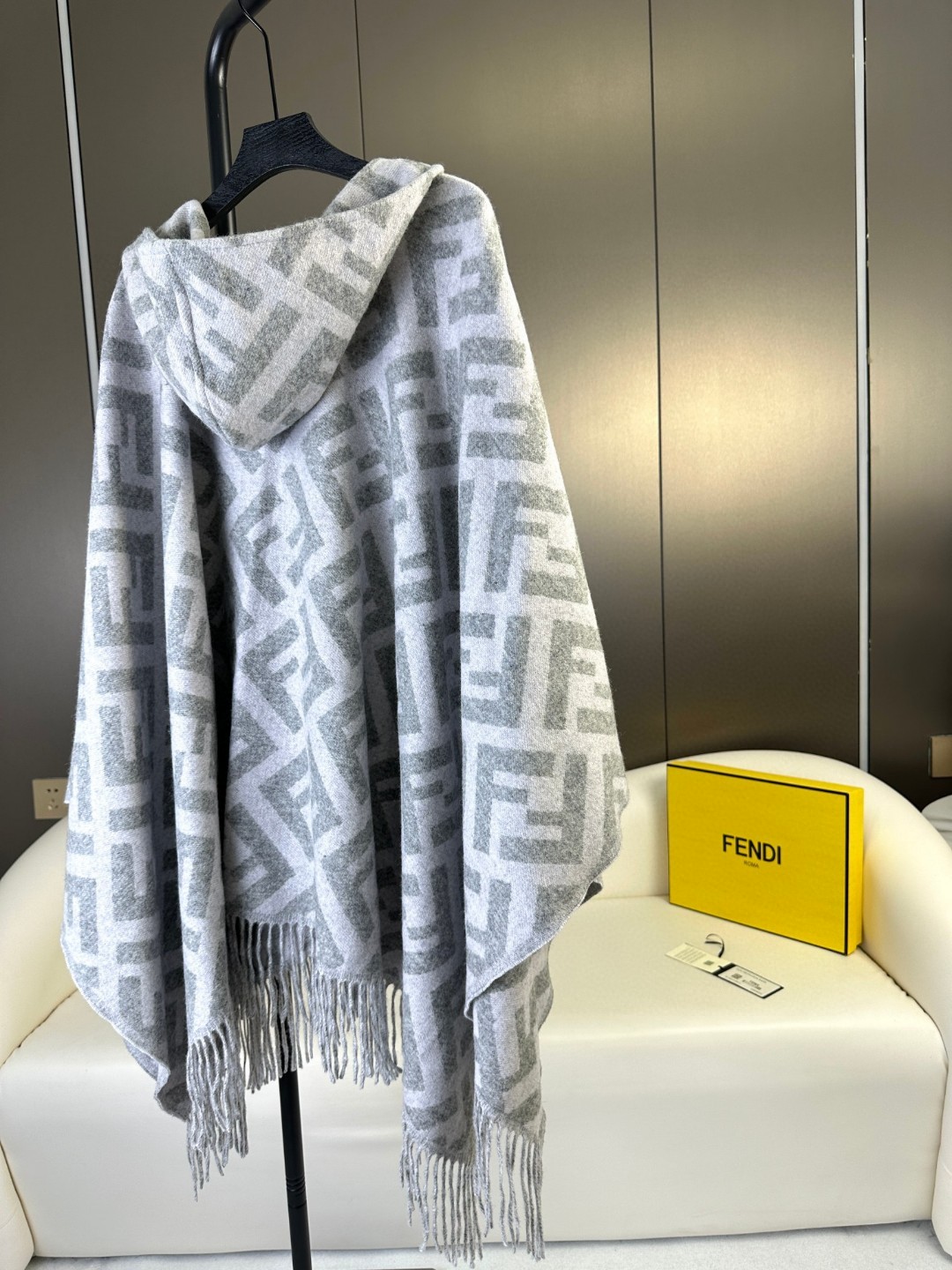 Bagsaaa F**di FF Poncho Grey wool