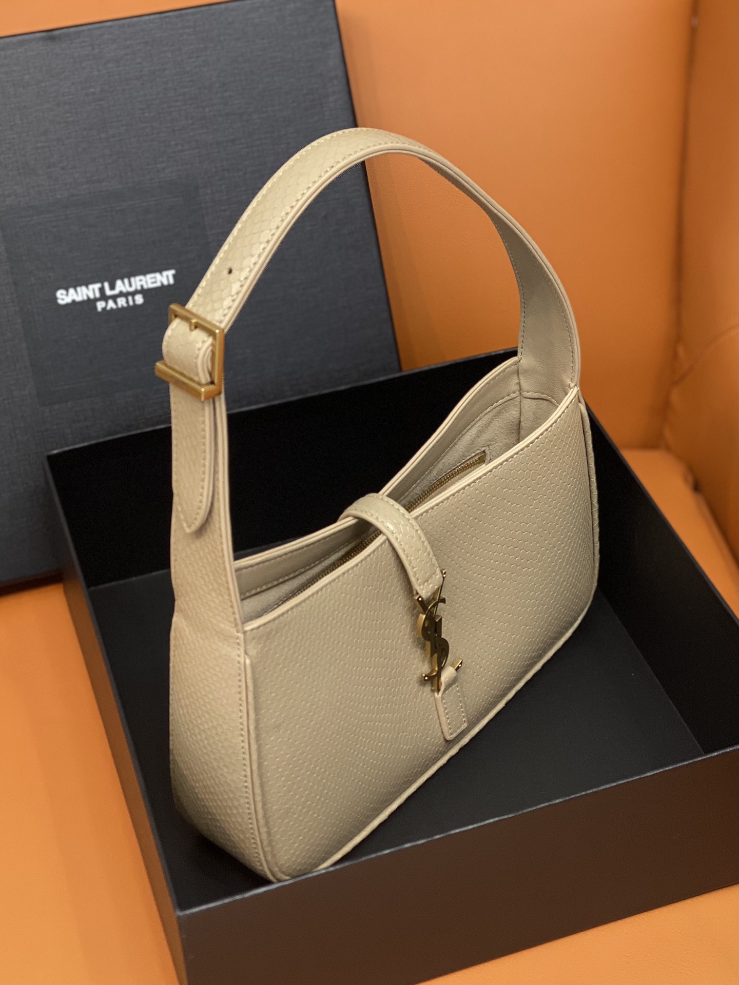 Bagsaaa Y51 LE 5 À 7 in beige python leather - 23 X 16 X 6,5 CM