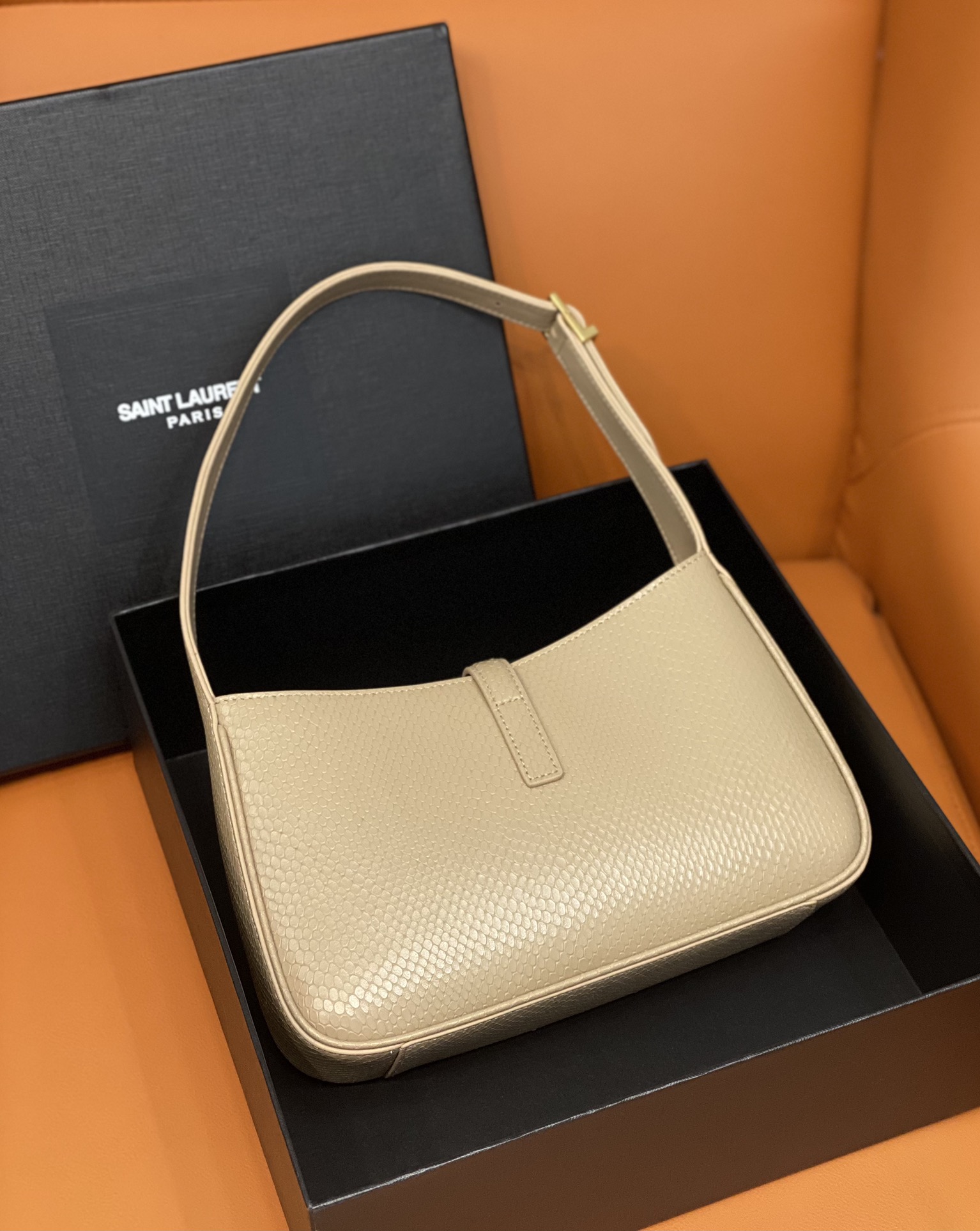 Bagsaaa Y51 LE 5 À 7 in beige python leather - 23 X 16 X 6,5 CM