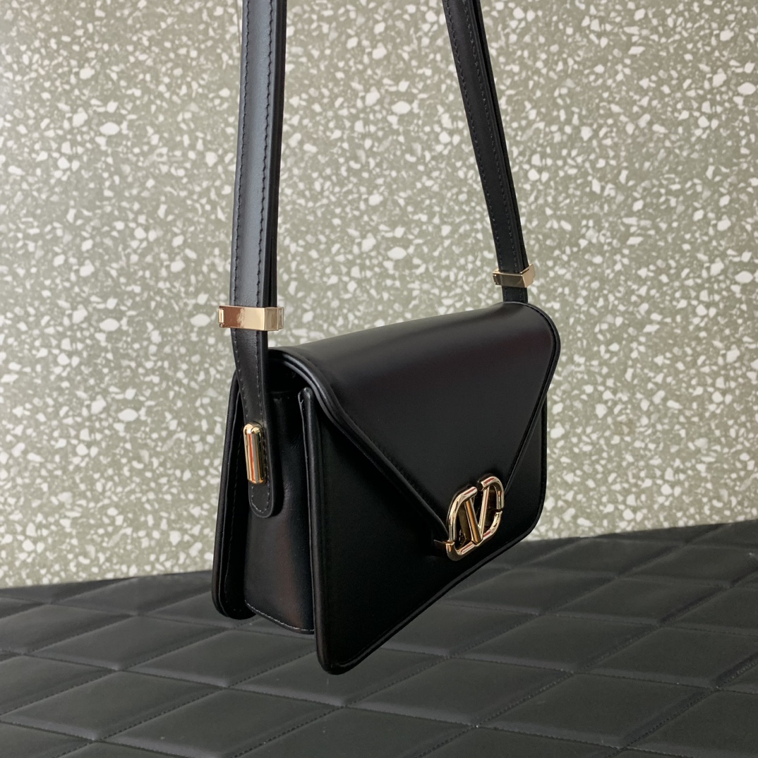 Bagsaaa Va1e*ntin0 Garavani Small Shoulder Letter Bag Black - 19x12x6cm