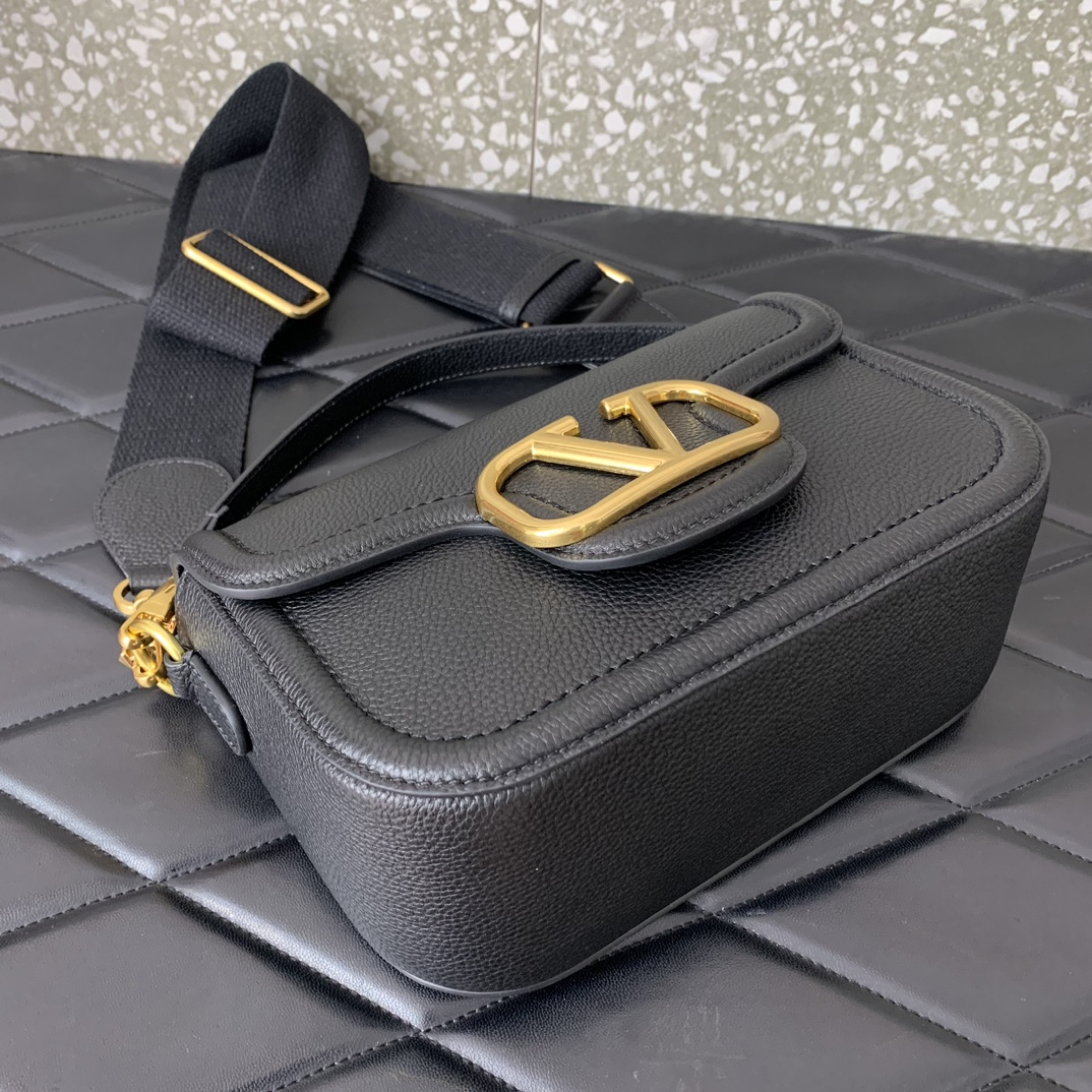 Bagsaaa Va1e*ntin0 Garavani Alltime leather shoulder bag black - 23.5x18x8cm