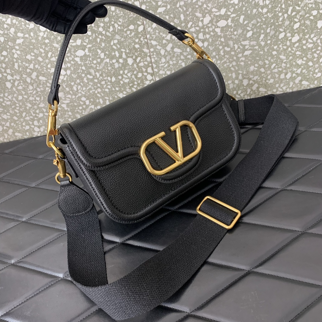 Bagsaaa Va1e*ntin0 Garavani Alltime leather shoulder bag black - 23.5x18x8cm