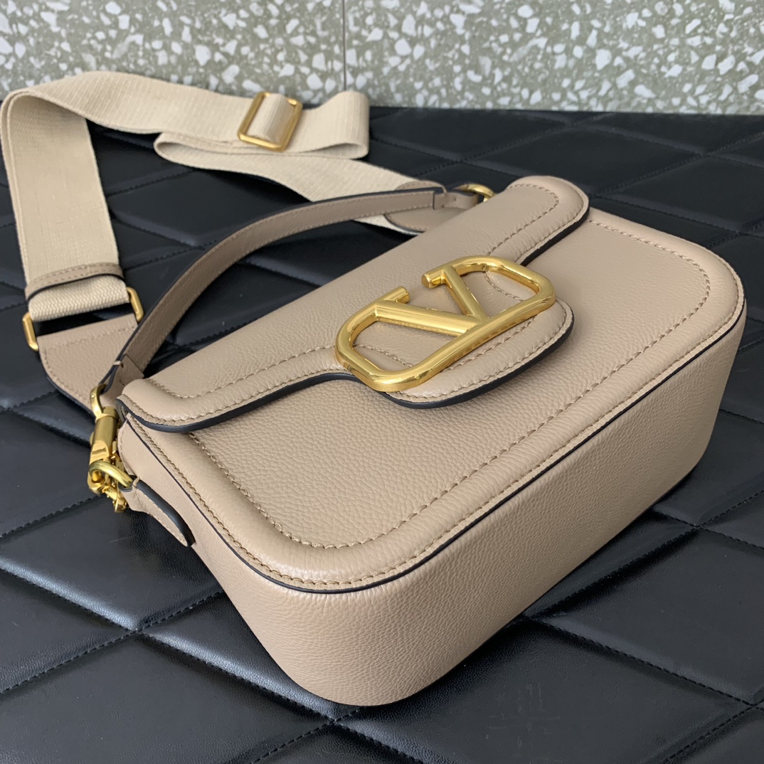 Bagsaaa Va1e*ntin0 Garavani Alltime leather shoulder bag beige - 23.5x18x8cm