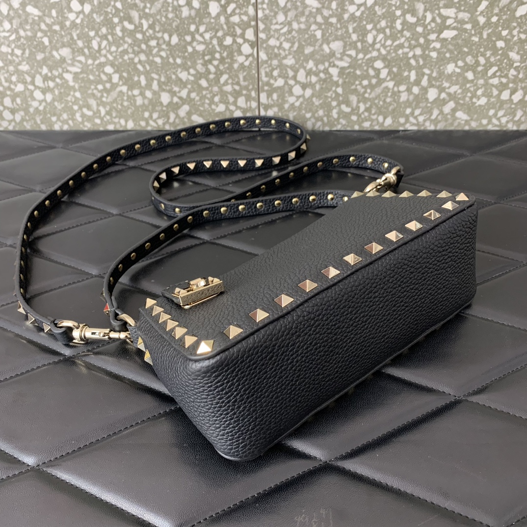 Bagsaaa Va1e*ntin0 Garavani Small Rockstud Grainy Calfskin Crossbody Bag Black - 19x13x7cm