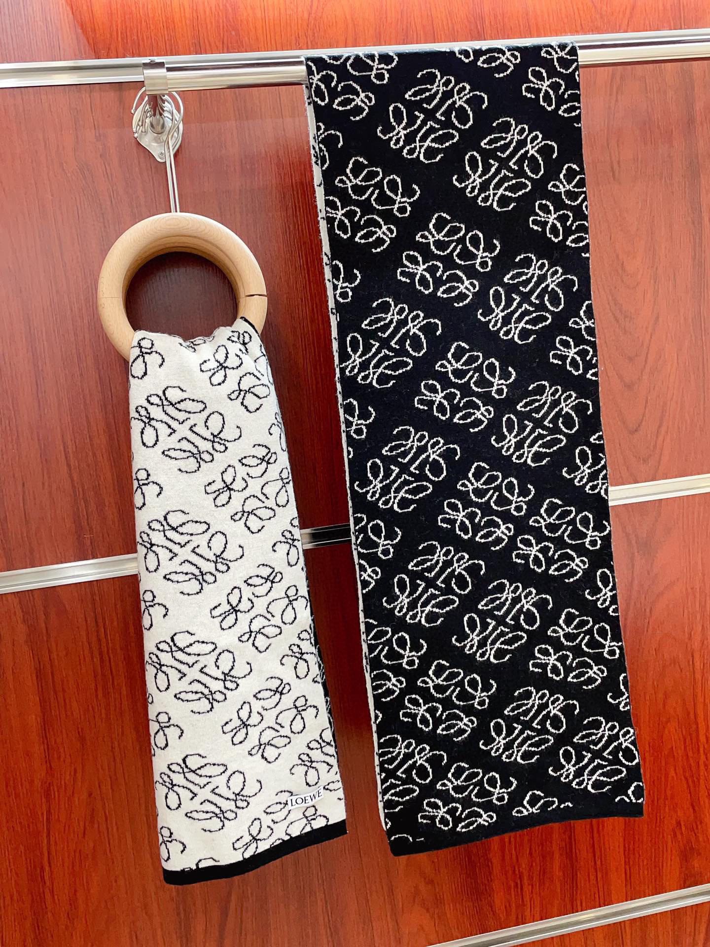 Bagsaaa L0ew* Logo Scarf