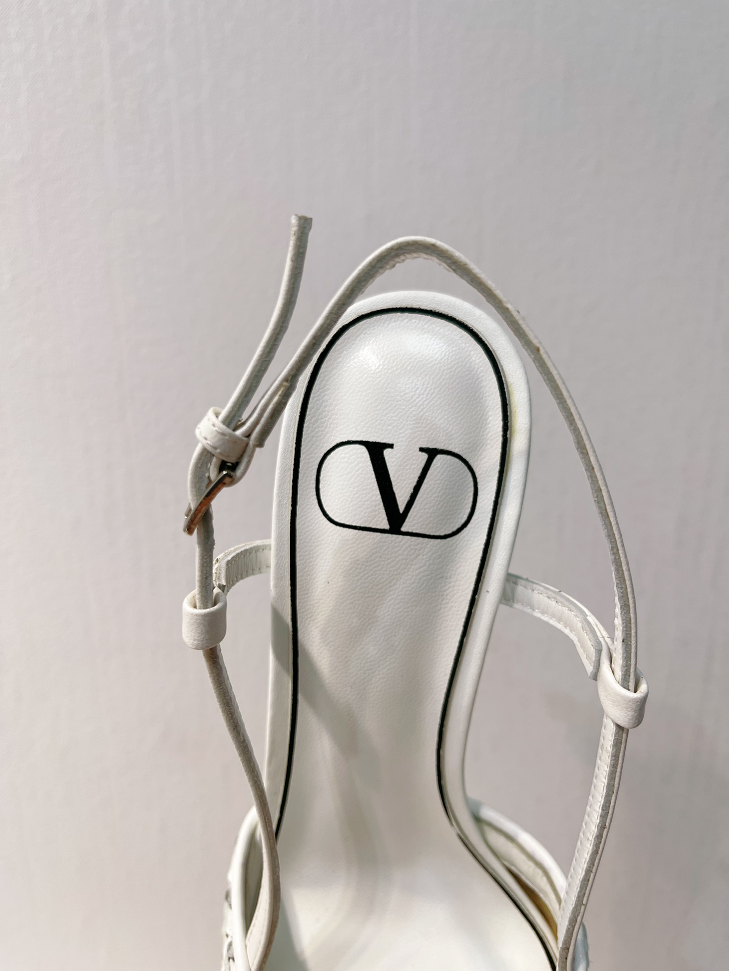 Bagsaaa Va1e*ntin0 White Slingback Heel