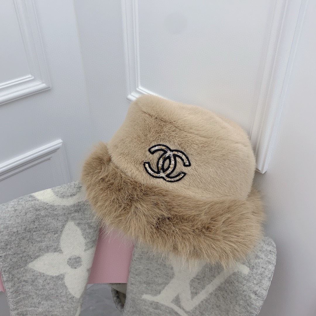 Bagsaaa Ch**el Shearling Bucket Hat