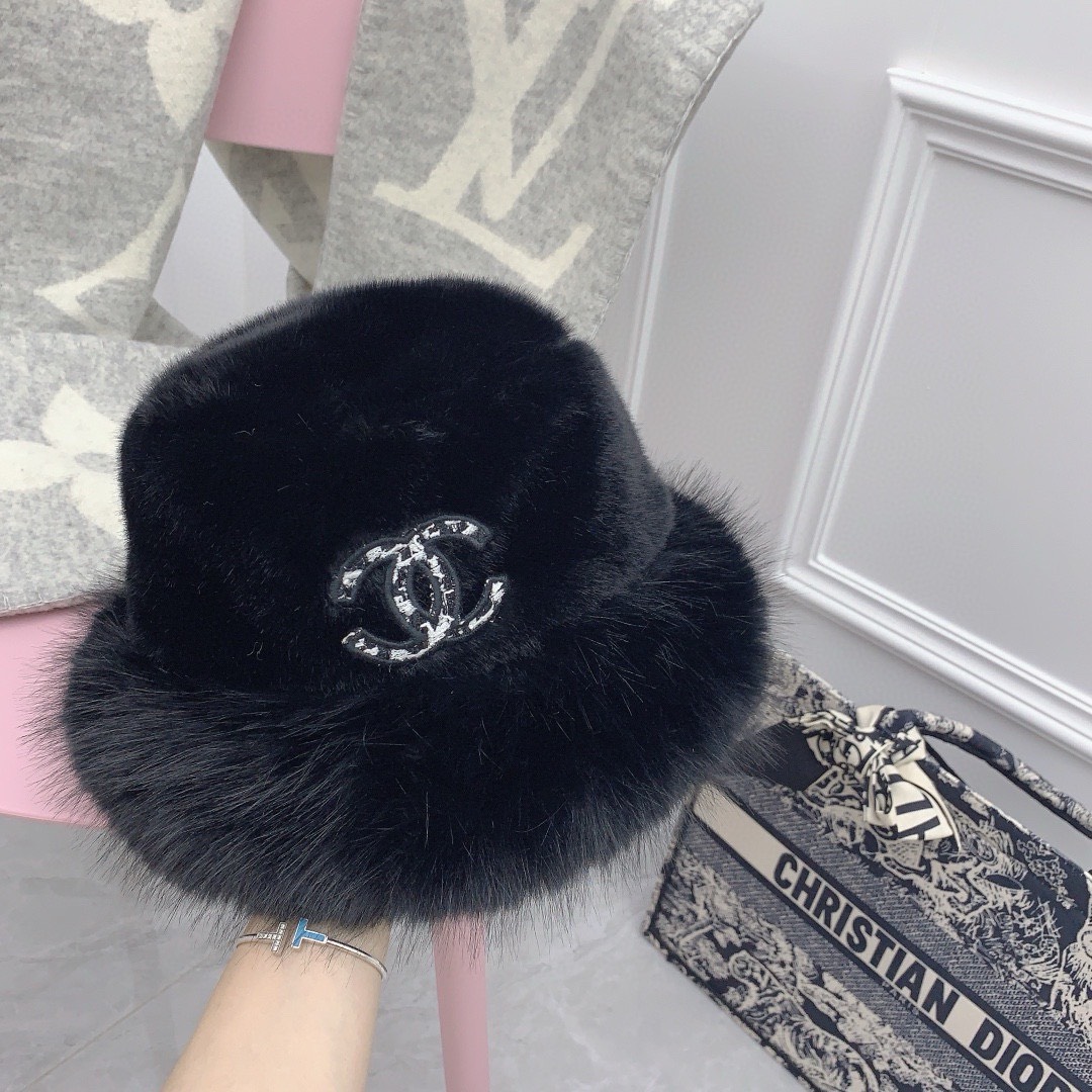 Bagsaaa Ch**el Shearling Bucket Hat