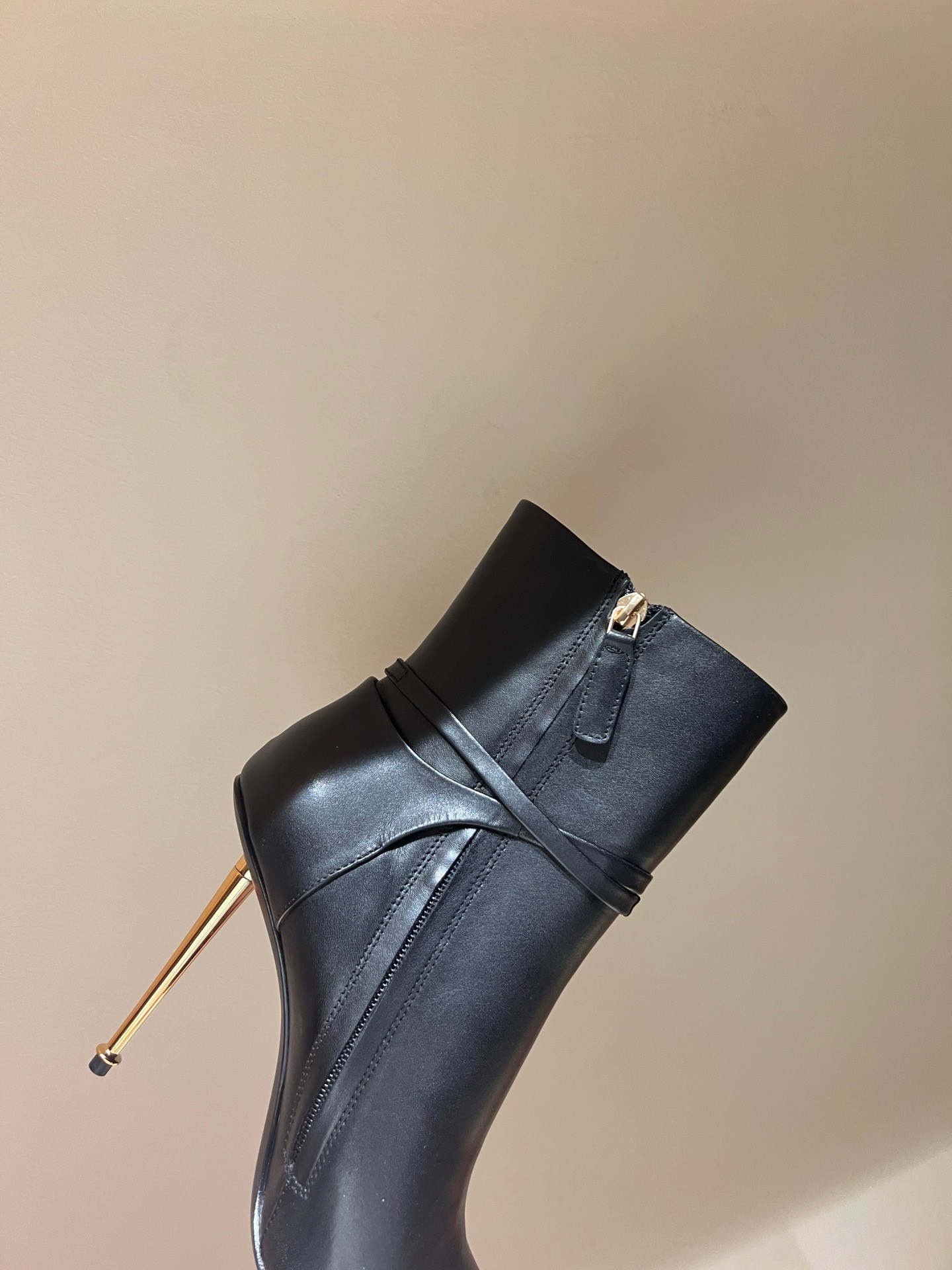 Bagsaaa Tom Ford Padlock Detailed Pointed-Toe Boots Black