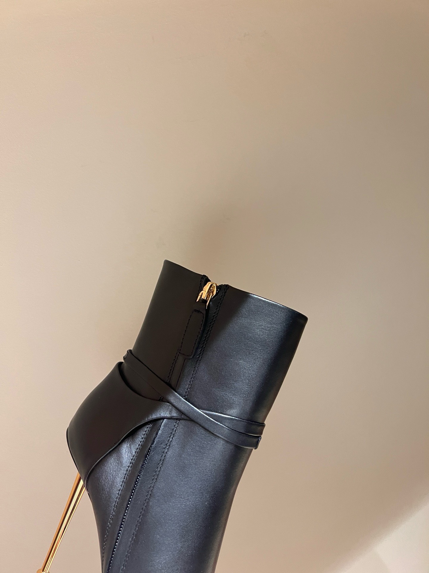 Bagsaaa Tom Ford Padlock Detailed Pointed-Toe Boots Black