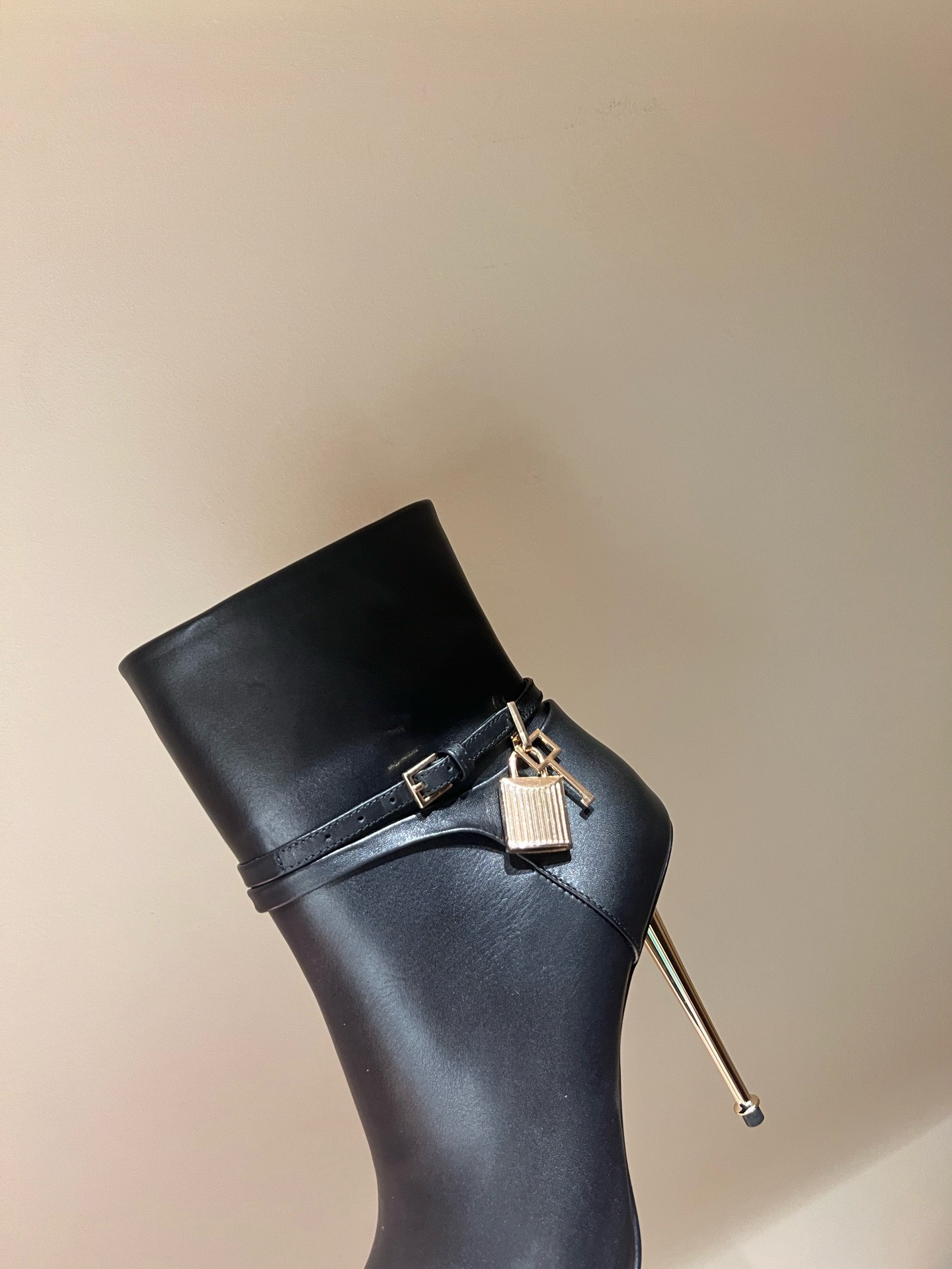 Bagsaaa Tom Ford Padlock Detailed Pointed-Toe Boots Black