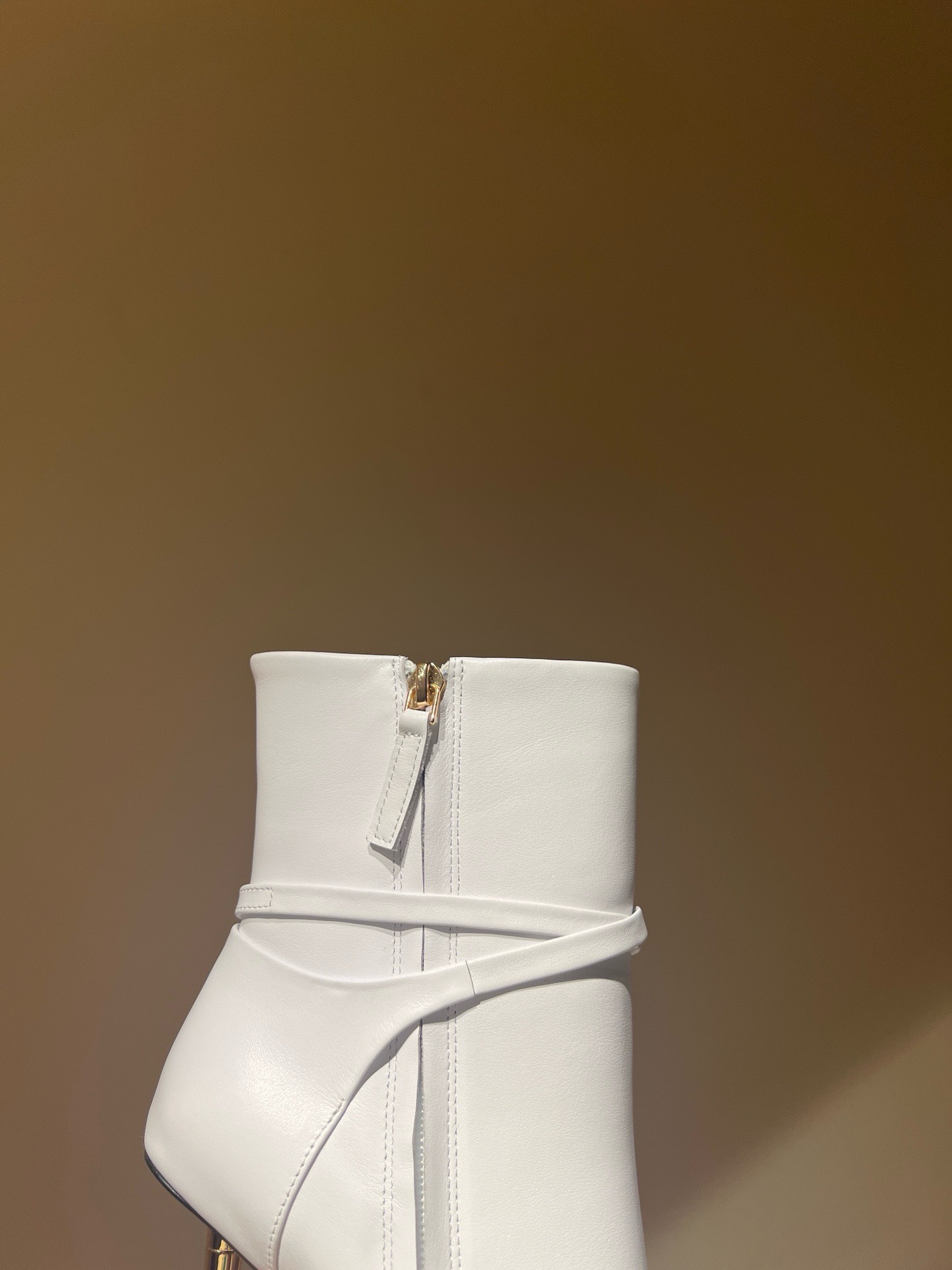 Bagsaaa Tom Ford Padlock Detailed Pointed-Toe Boots White