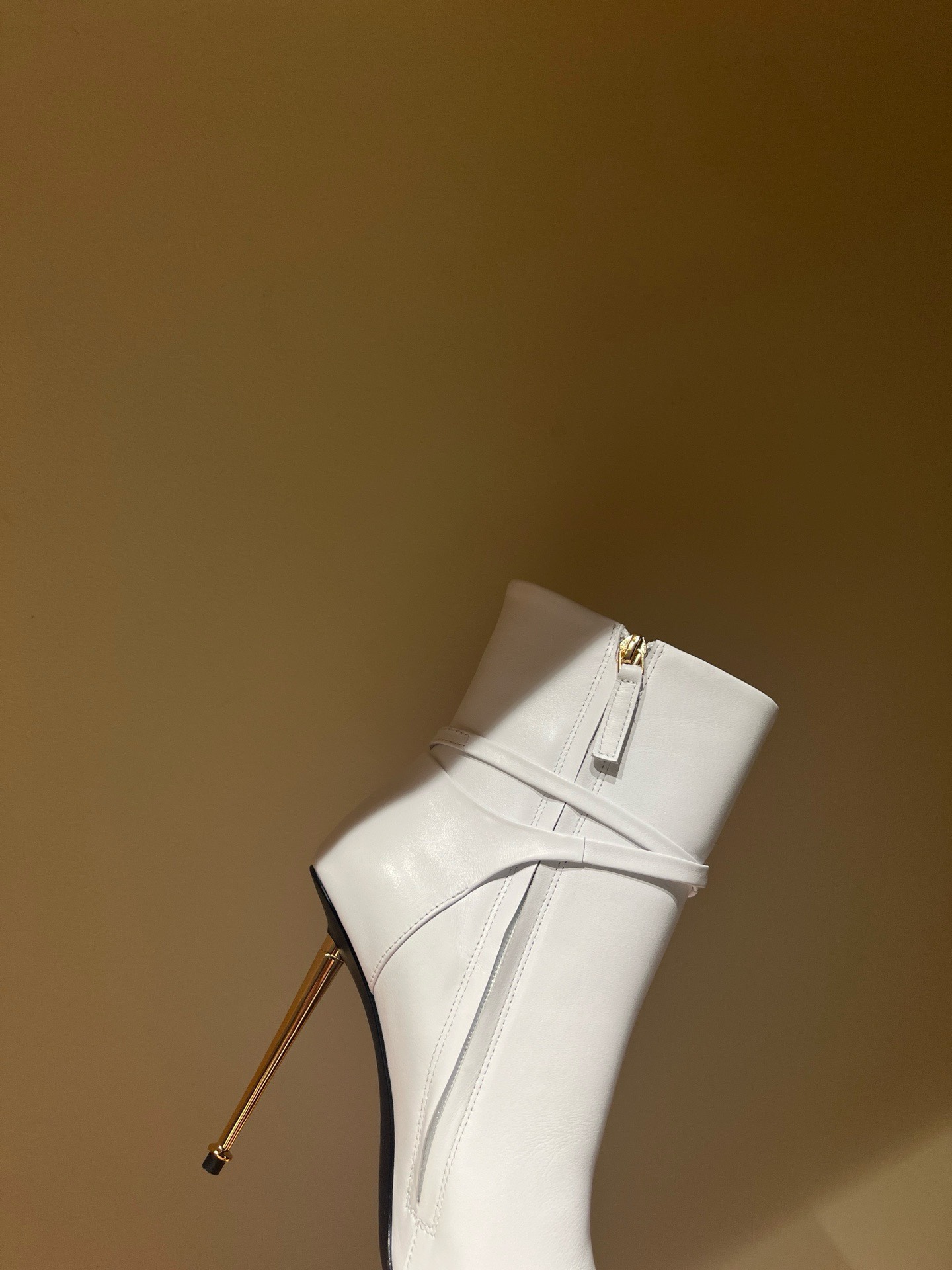 Bagsaaa Tom Ford Padlock Detailed Pointed-Toe Boots White