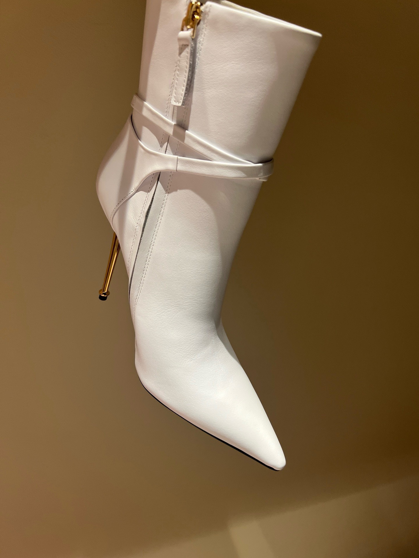 Bagsaaa Tom Ford Padlock Detailed Pointed-Toe Boots White