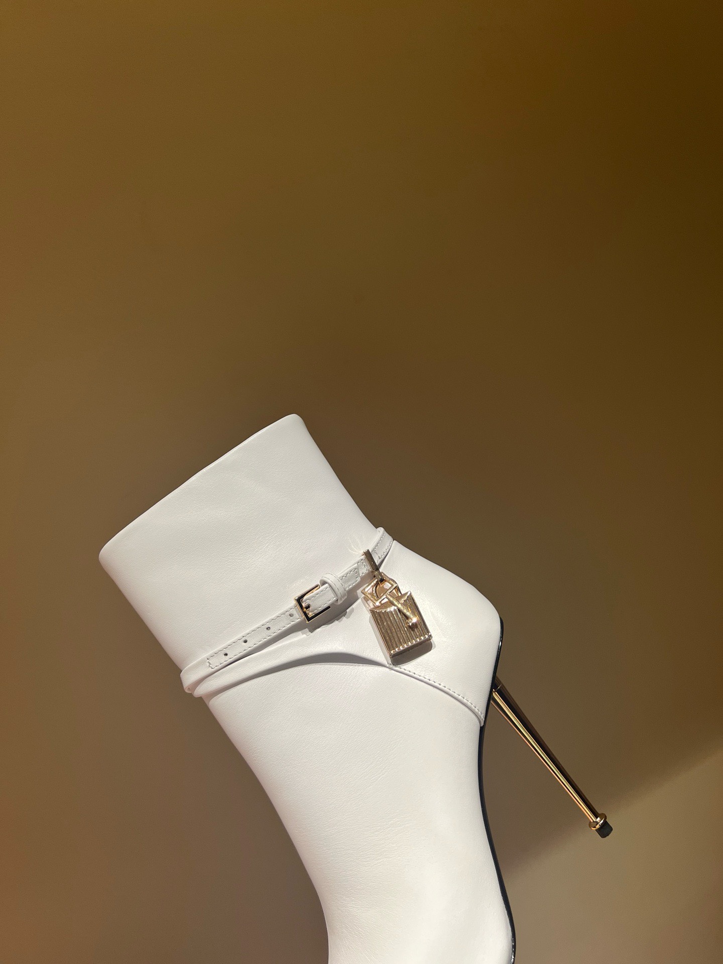 Bagsaaa Tom Ford Padlock Detailed Pointed-Toe Boots White